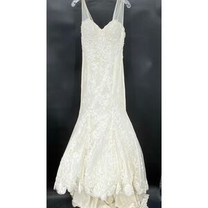 Pronovias Ivory Lace Trumpet Style Wedding Dress
